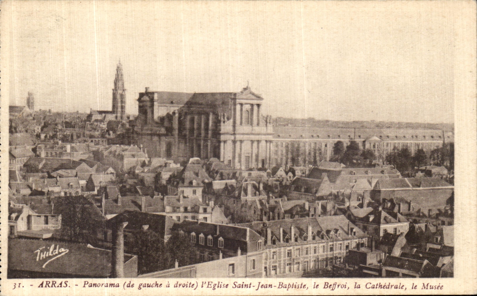 Arras - Panorama (de gauche à droite) l'Église Saint-Jean-Baptiste, le Beffroi, la Cathédrale, le Musée