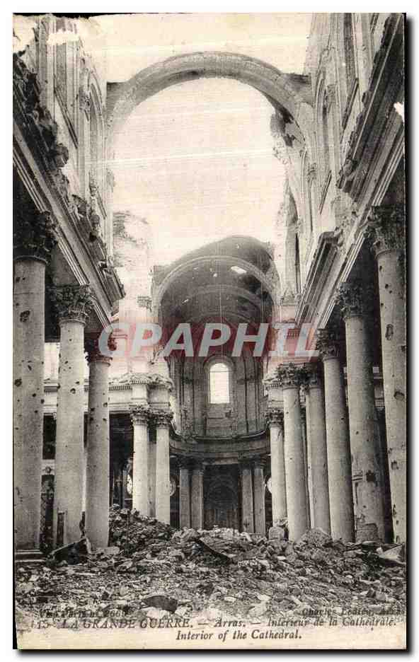 CPA Arras Interieur de la cathedrale Militaria