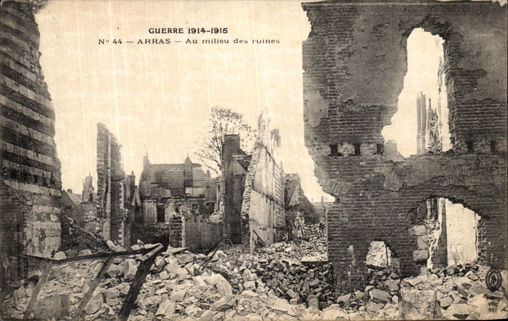 CPA Arras Au milieu des ruines Militaria
