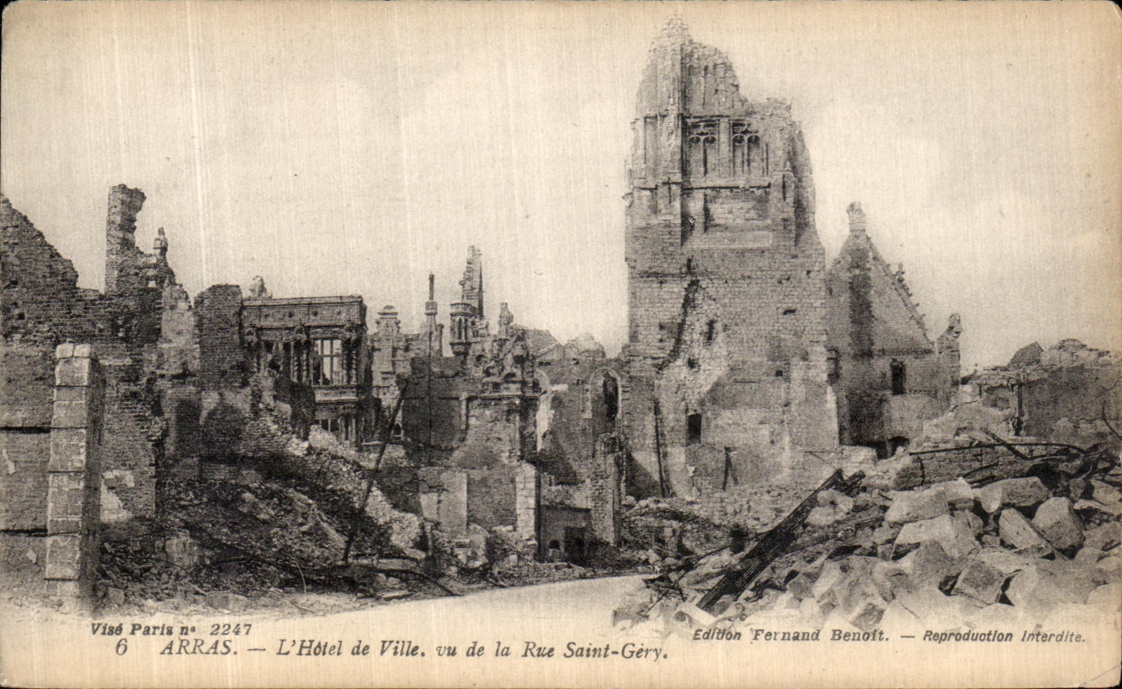 CPA Arras L Hotel de Ville un de la Rue Saint Gery Militaria