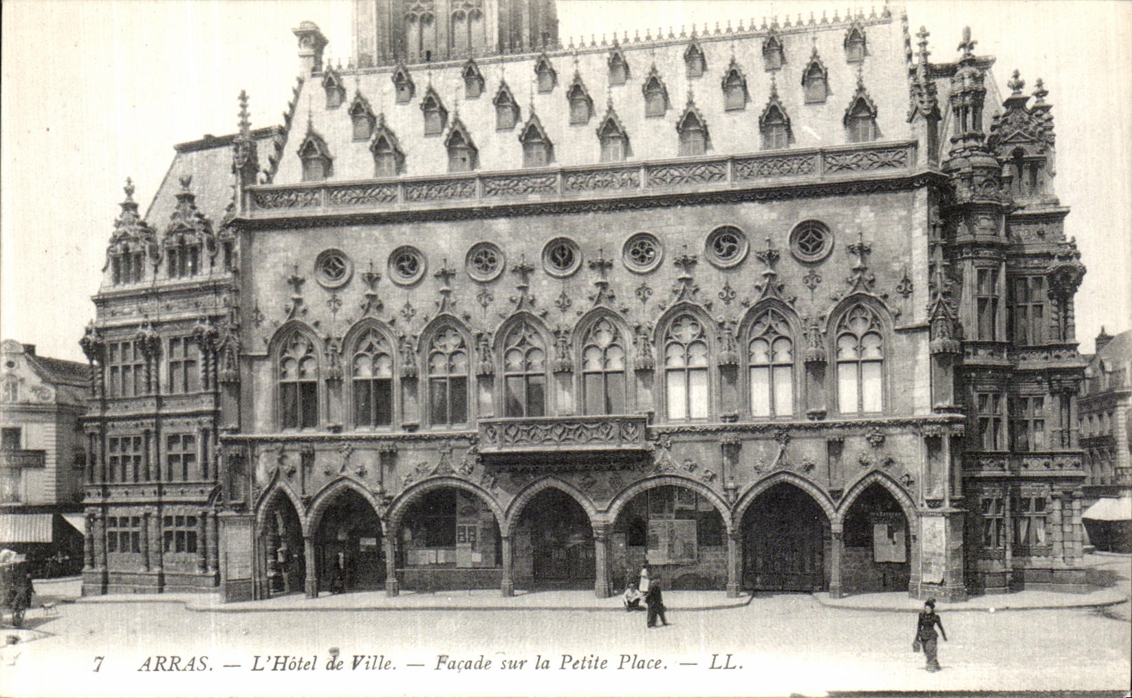 Arras — L'Hôtel de Ville — Façade sur la Petite Place — LL.