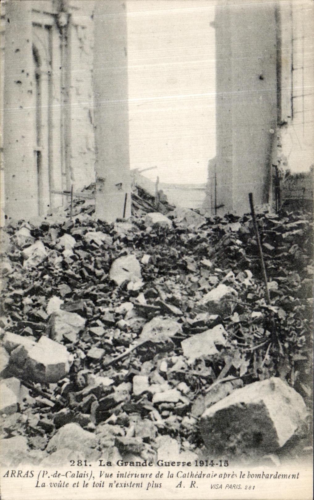 Arras (P.-de-Calais) — Innenansicht der Kathedrale nach dem Bombenangriff — A. R. Paris 281