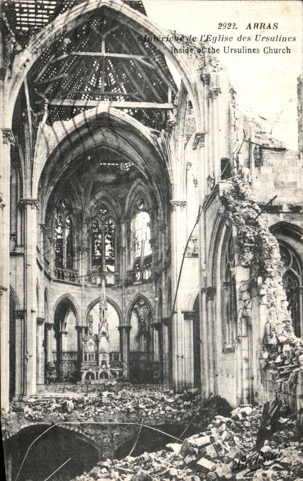 CPA Arras Guerre L Eglise des Ursulines Militaria