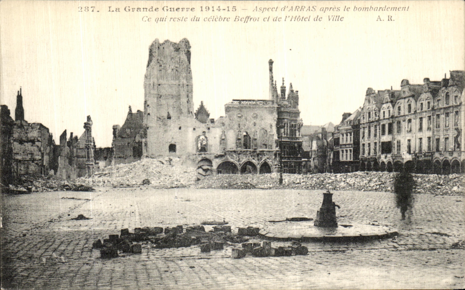 Arras — Ruines du Beffroi et de l'Hôtel de Ville après le bombardement — A.R. n°287