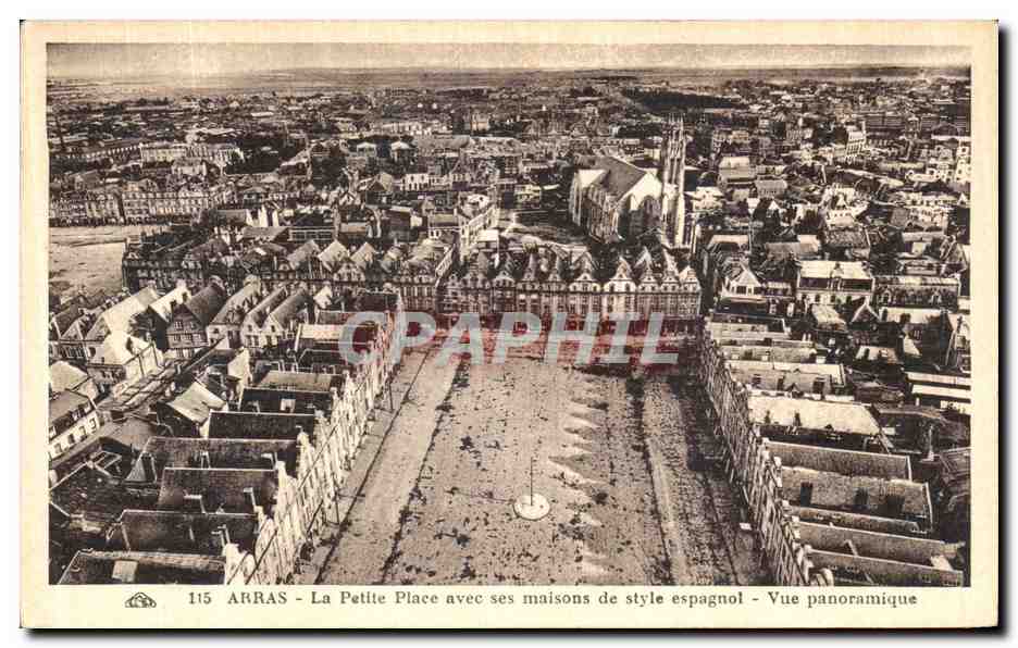 CPA Arras La Petite Place avec ses maisons de style espagnol Vue panoramique