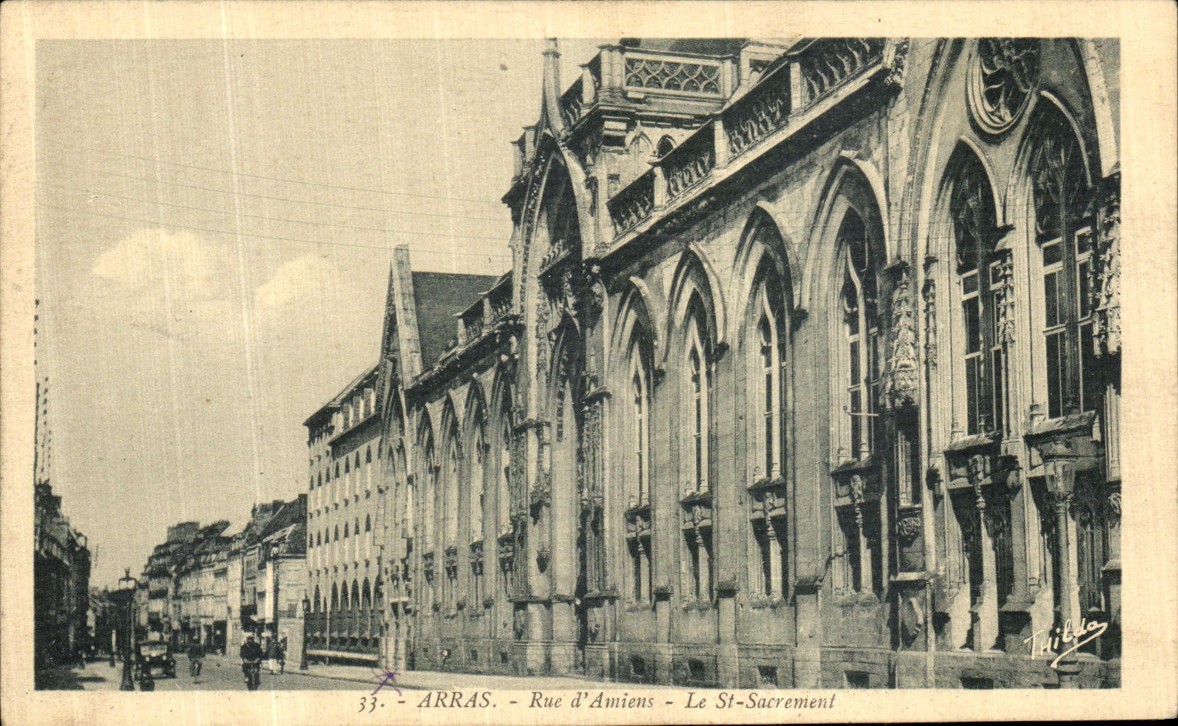 CPA Arras La Rue d Amiens Le St Sacrement