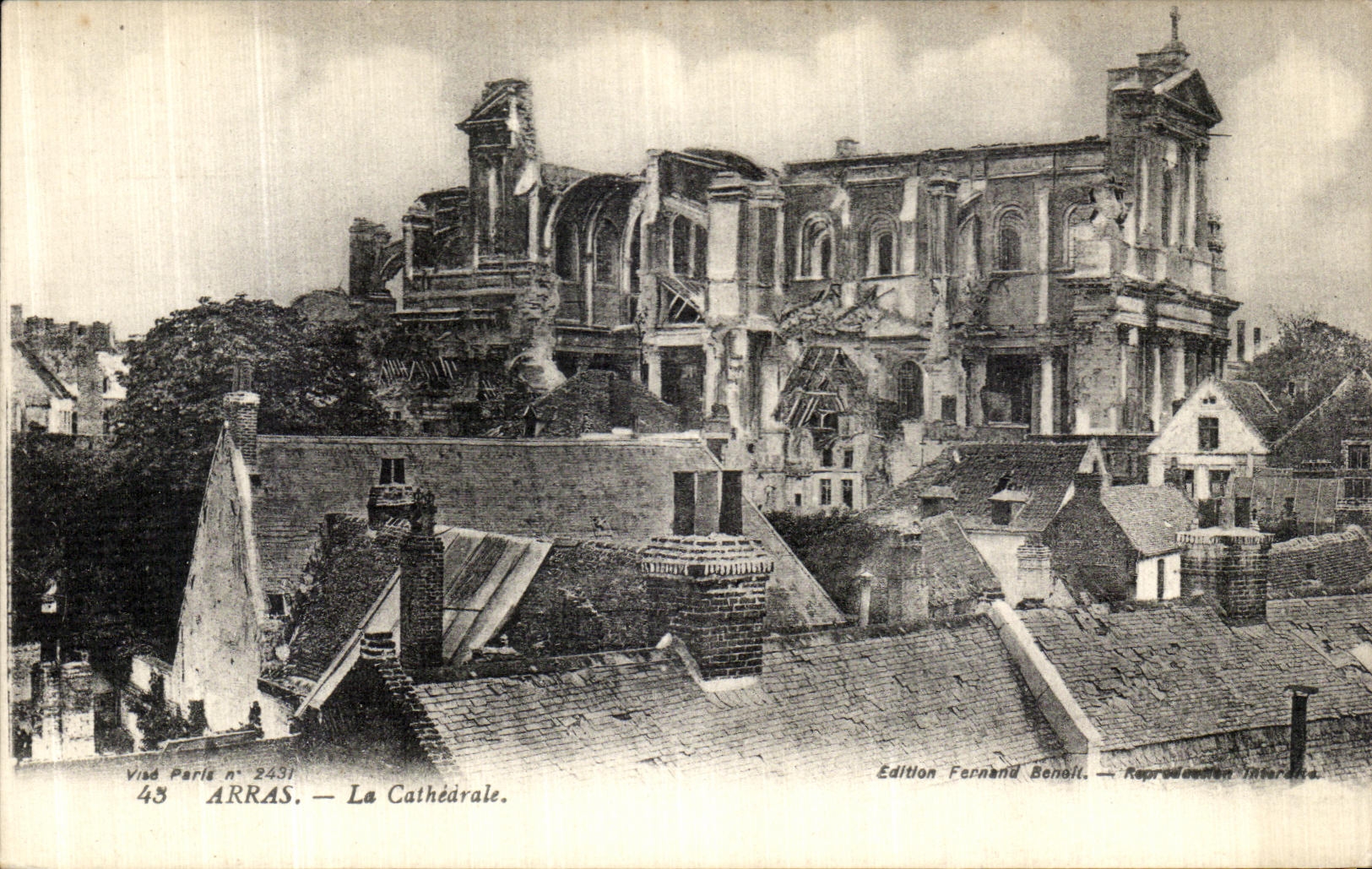 CPA Arras La Cathedrale Militaria