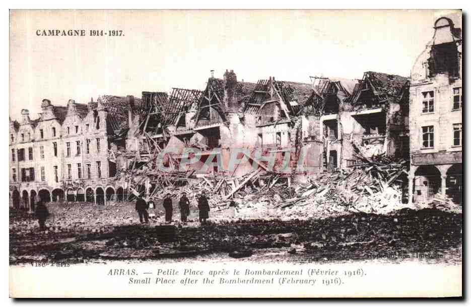 CPA Arras Petite Place apres le Bombardement Militaria