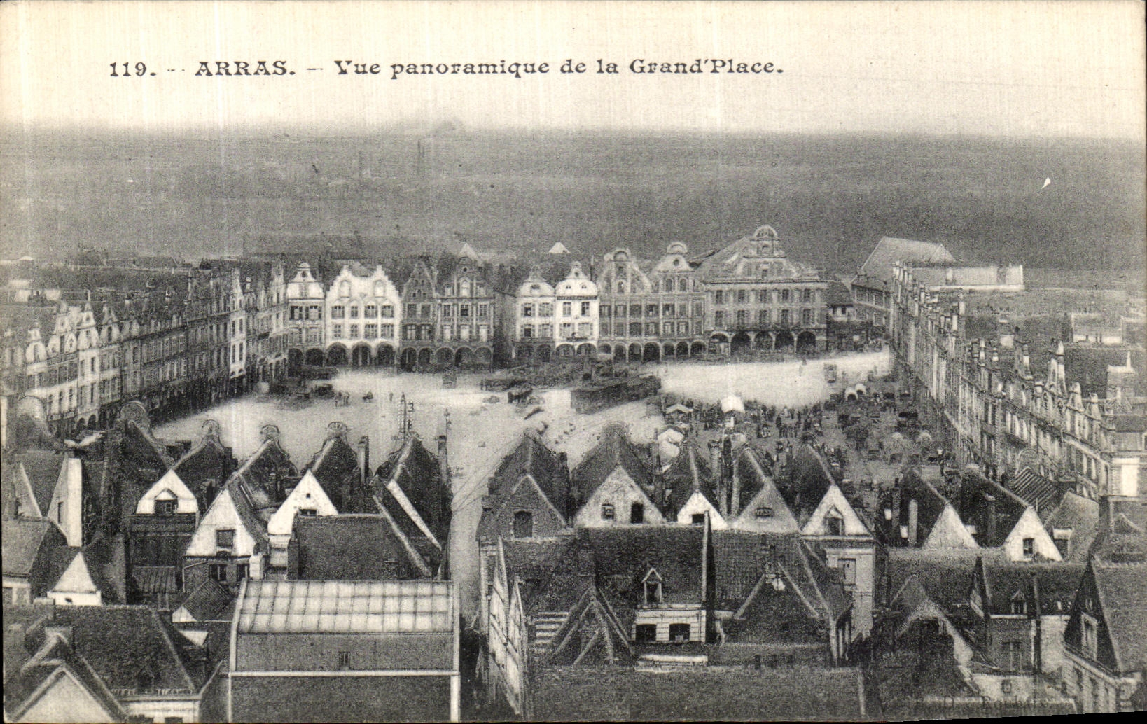 Arras — Vue panoramique de la Grand'Place — Éditeur inconnu, n° 119