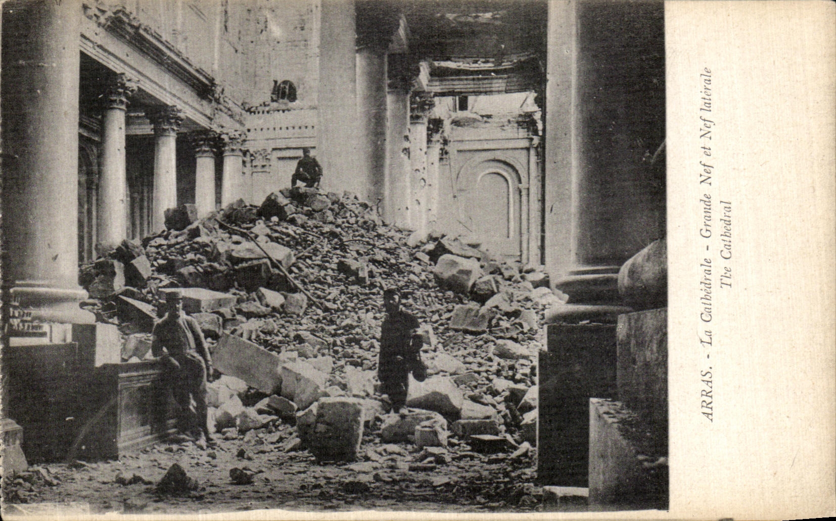 CPA Arras La Cathedrale Grande nef et nef laterale Militaria