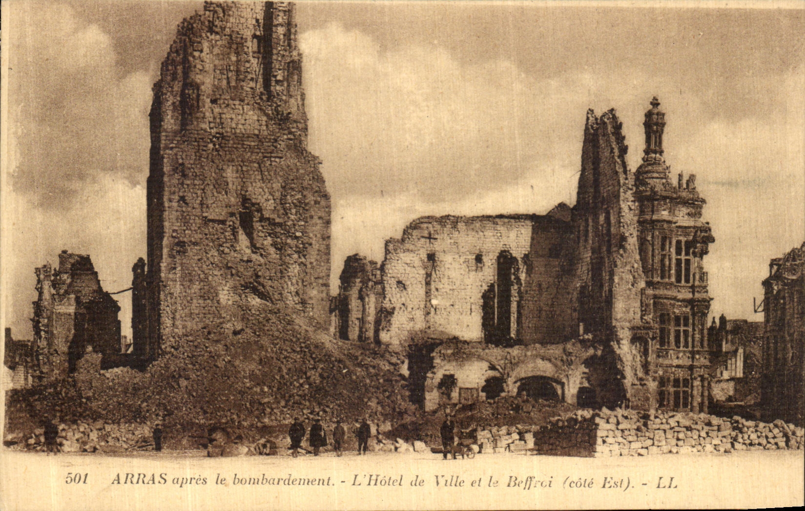Arras après le bombardement — L'Hôtel de Ville et le Beffroi (côté Est) — LL, n° 501