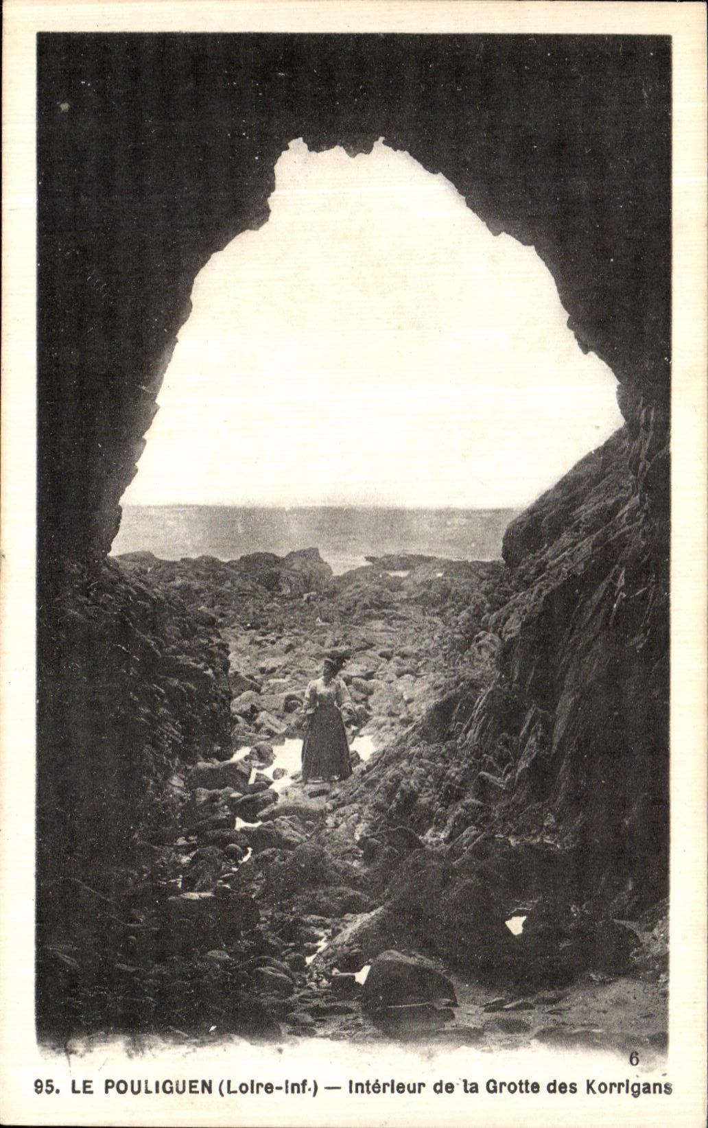 CPA Le Pouliguen interleur de la Grotte des Korrigans
