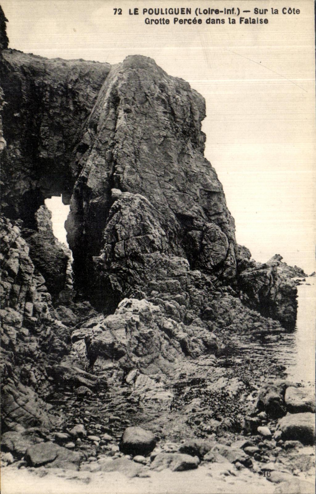 CPA Le Pouliguen Sur La Cote Grotte Percee dans la Falaise