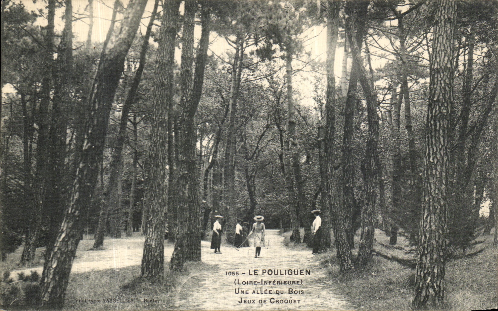CPA Le Pouliguen Une Allee du bois Jeux De Croquet
