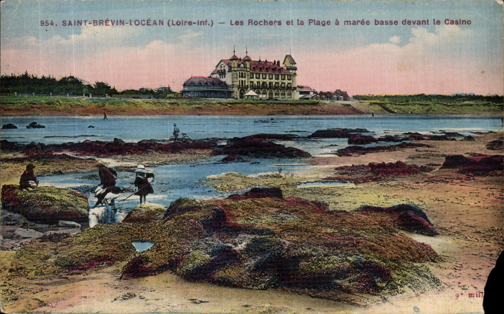 CPA Saint Brevin l Ocean Les Rochers et la Plage a Maree devant le Casino Enfants
