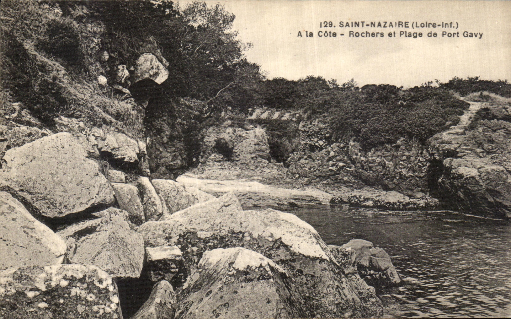 CPA Saint Nazaire A Le Cote Rochers et Plage de Port Gavy