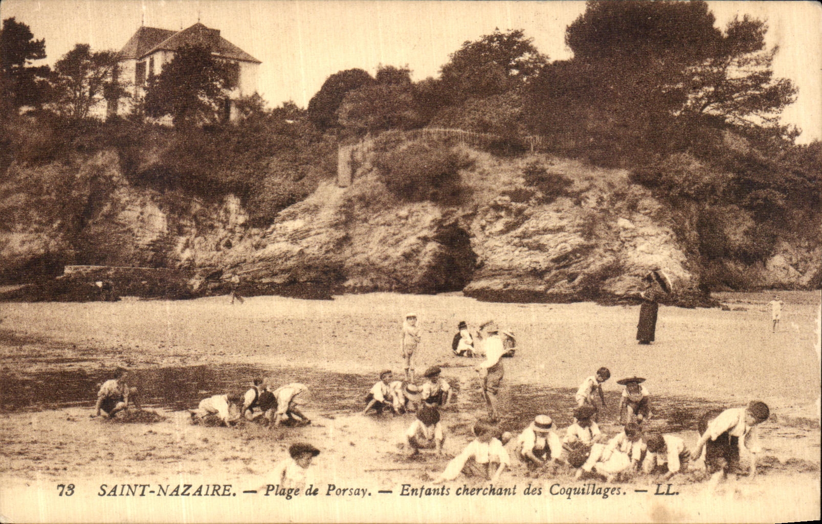CPA Saint Nazaire Plage de Porsay Entants Cherchant des Coquillages
