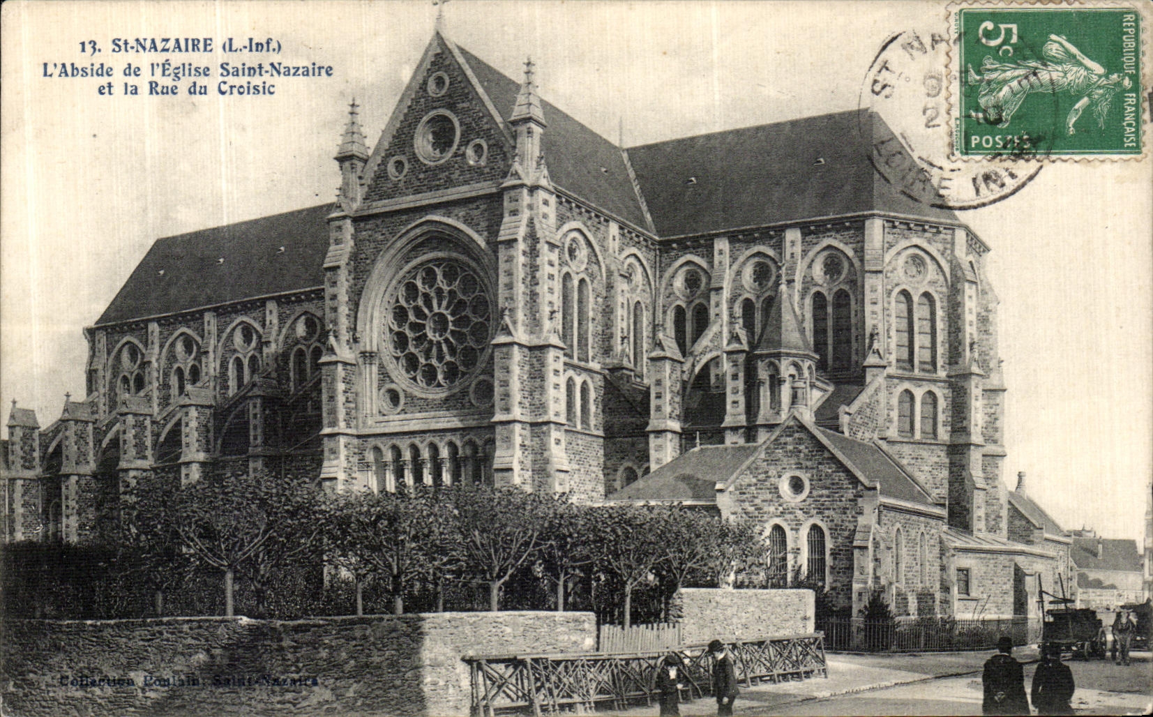 CPA Saint Nazaire L Abside de l Eglise Saint Nazaire et la Rue du Croisic