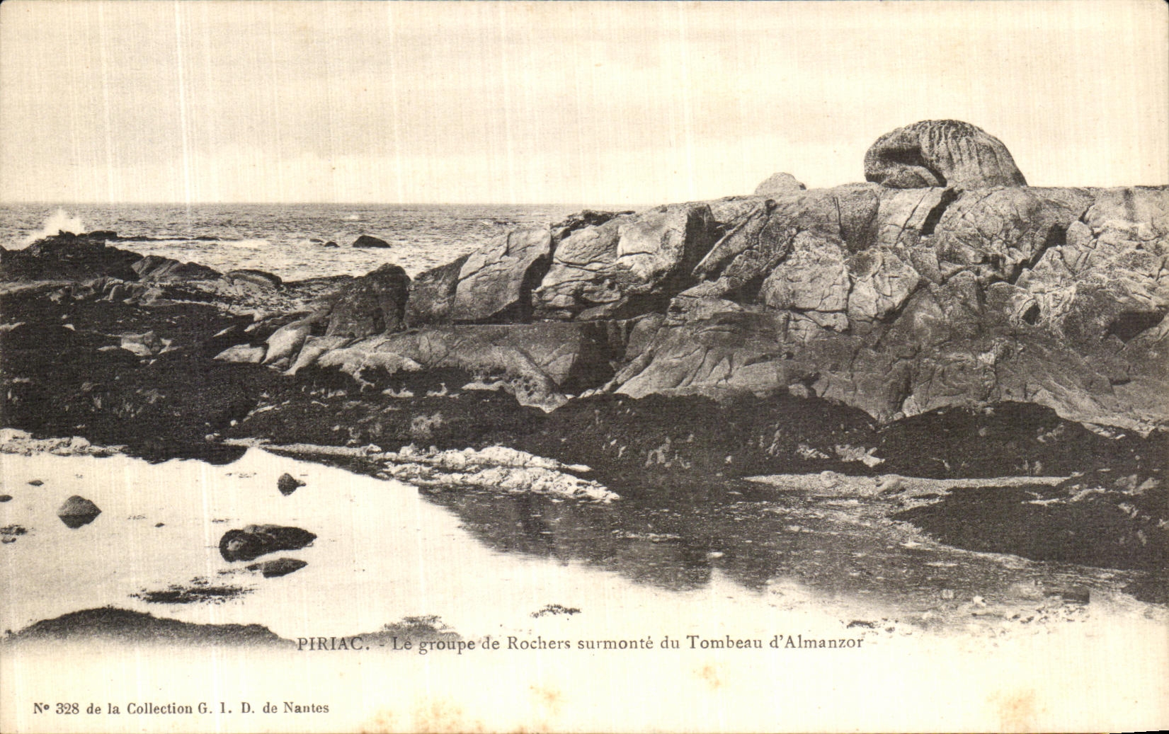 CPA Piriac Le Groupe de Rochers Surmonte du Tombeau d Almanzor
