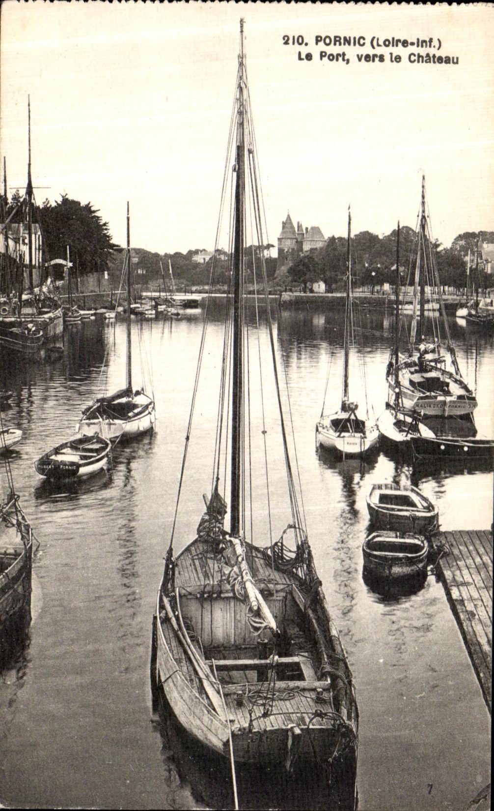 CPA Pornic Le Port Vers le Chateau Bateaux