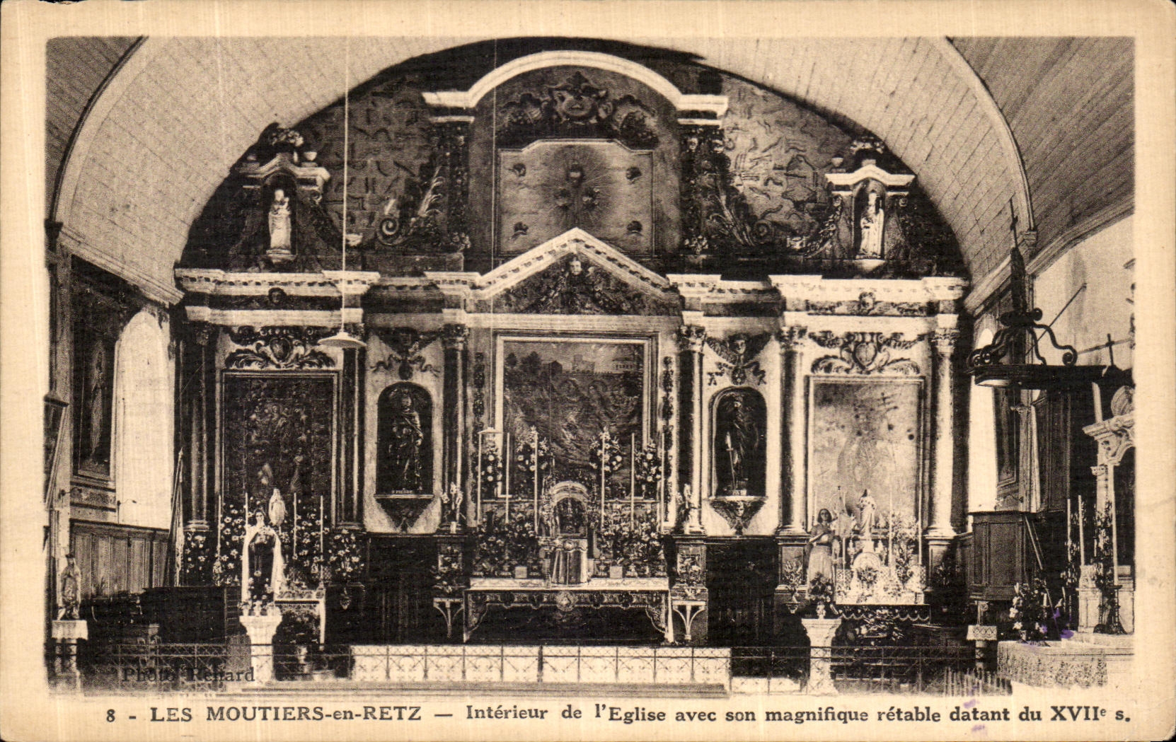 CPA Les Moutiers en Retz Interieur de l Eglise avec son Magnifique Retable datant du 17zmz