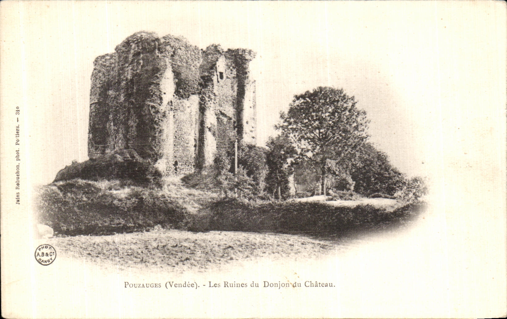CPA Pouzauges Les Ruines du Donjon du Chateau 