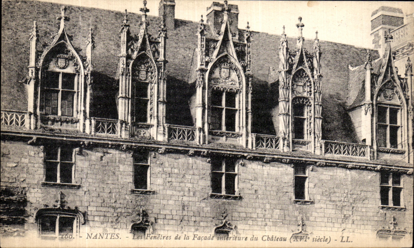 CPA Nantes Les Fenetres de la Facade interieure du chateau