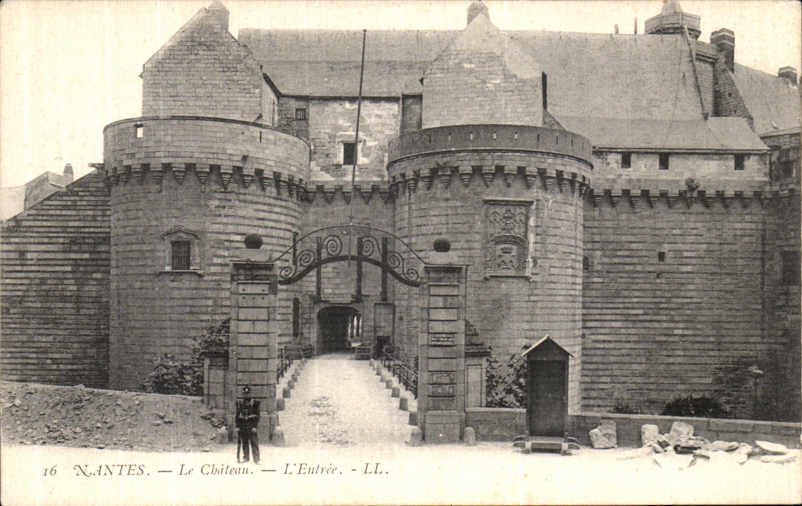 CPA Nantes Le Chateau L Entree