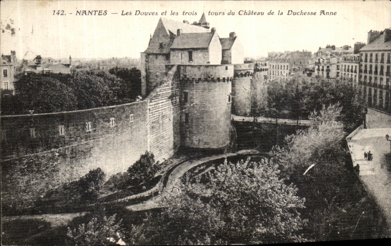 CPA Nantes Les Douves et les Trois Tours du chateau de la duchesse Anne
