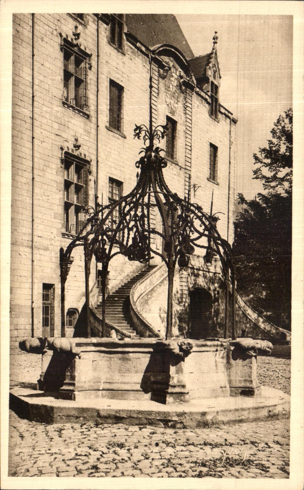 CPA Nantes Chateau des Ducs de Bretagne Le Puits de La Couronne d Or