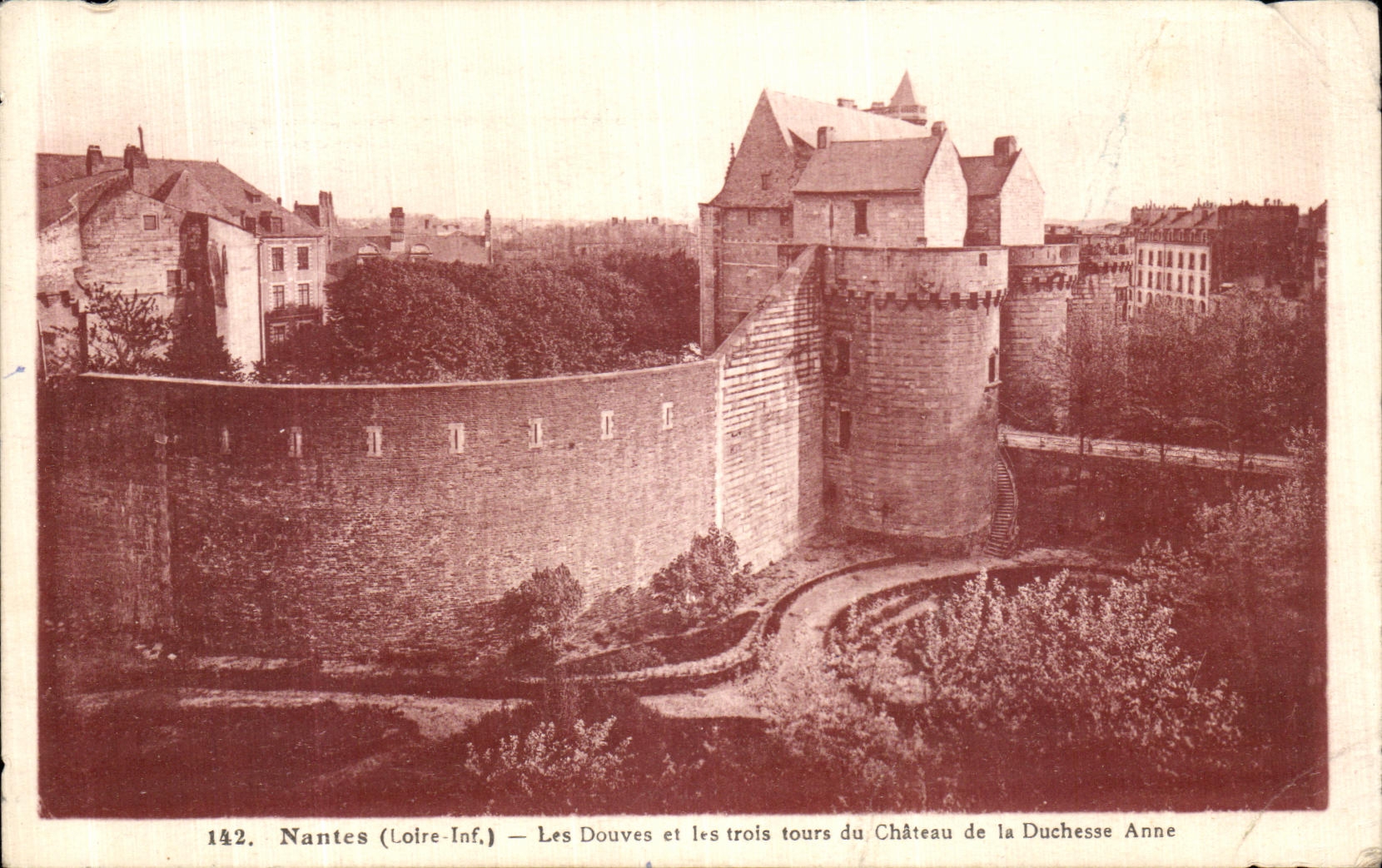CPA Nantes Les Douves et les trois tours du Chateau de la Duchesse Anne