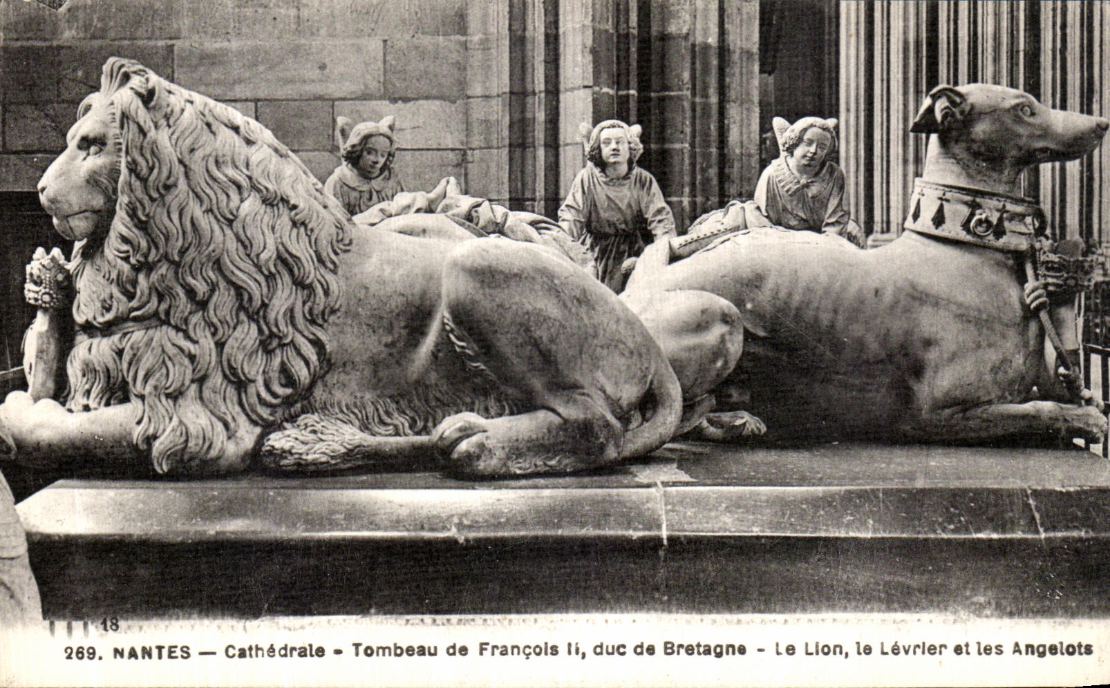 CPA Nantes Cathedrale Tombeau de Francois II duc de Bretagne Le lion le levrier et les angelots Chien 