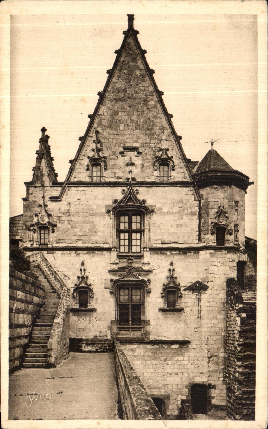 CPA Nantes Chateau des Ducs Bretagne Facade de la Tour du Fer A Cheval 