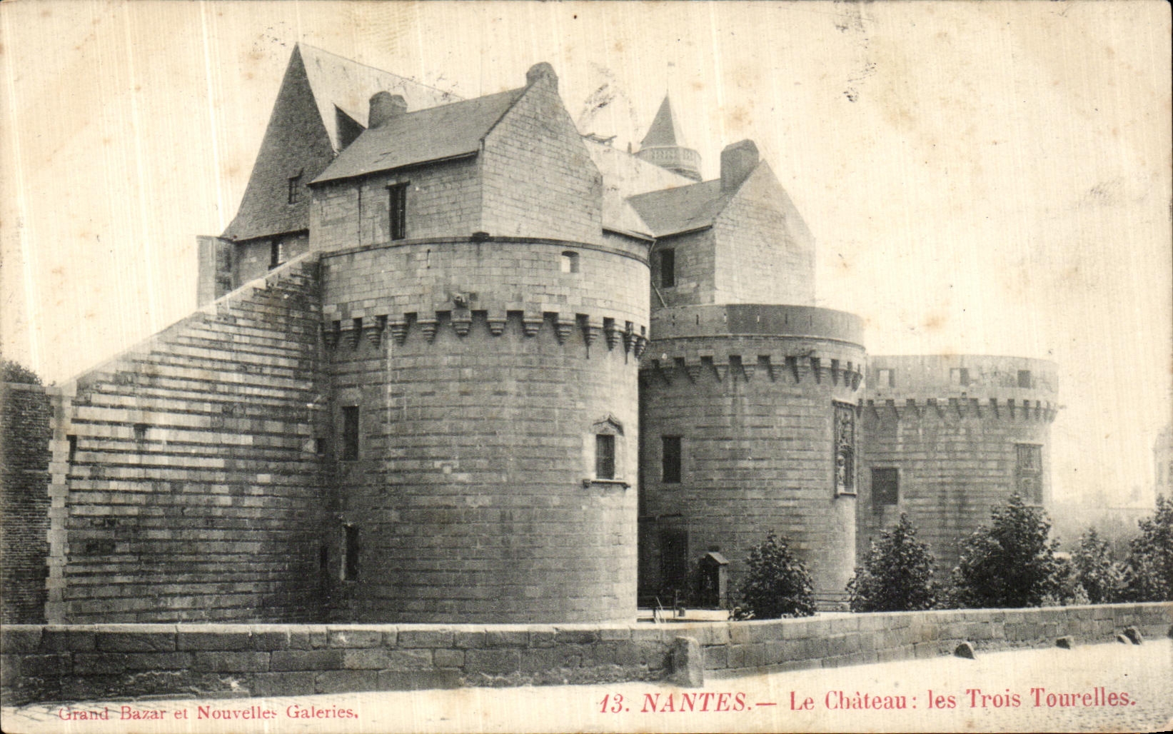 CPA Nantes Le Chateau Les Trois Tourelles 