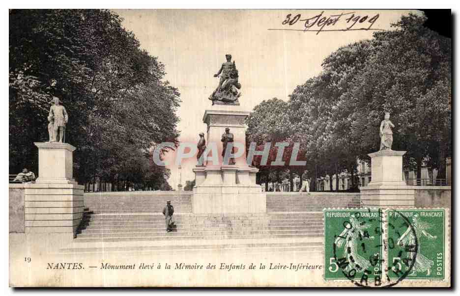 CPA Nantes Monument a la Memoire des enfants de la Loire inferieure 