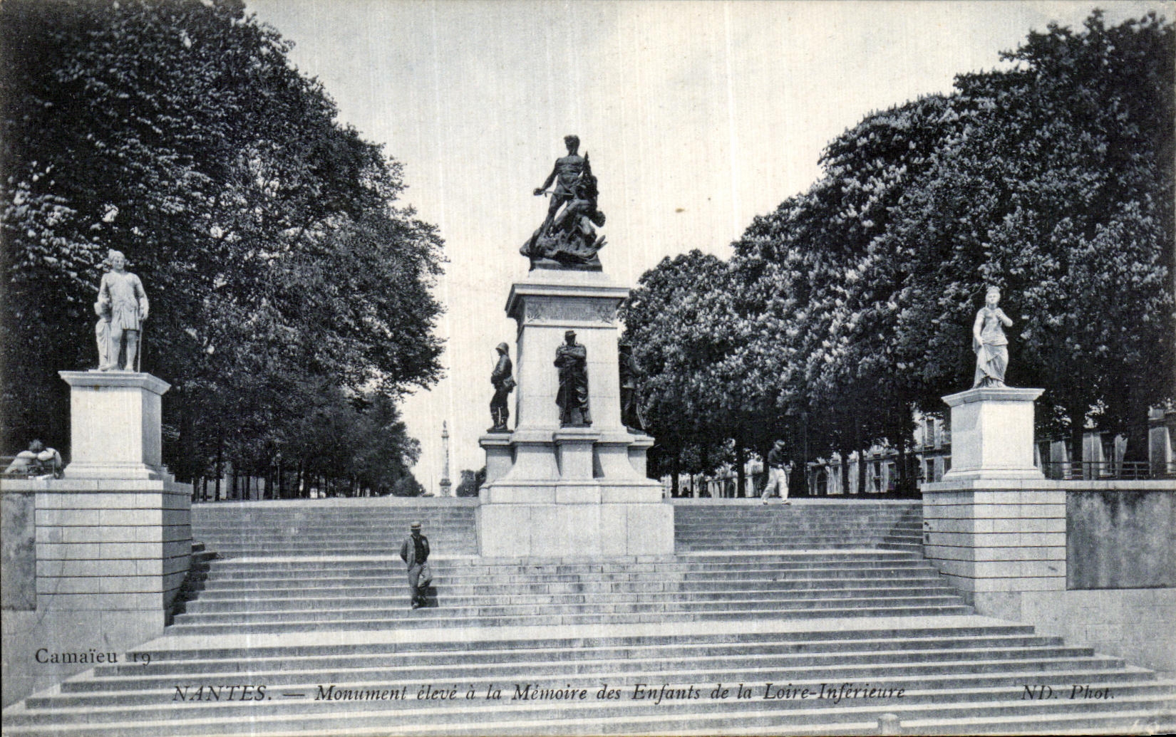 CPA Nantes Monument eleve a la memoire des enfants de la Loire inferieure Miltiaria