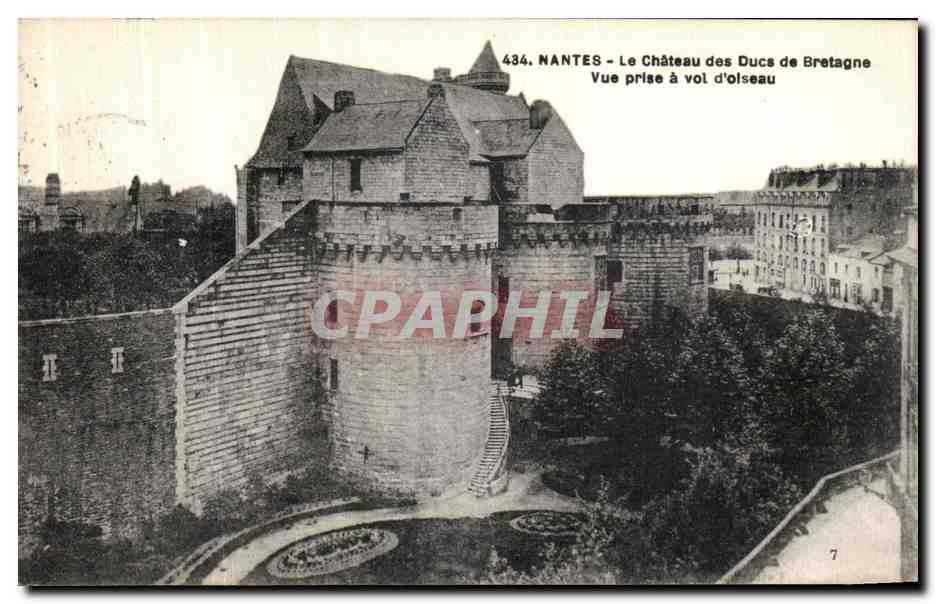 CPA Nantes Le Chateau des Ducs de Bretagne Vue Prise a Vol d Oiseau