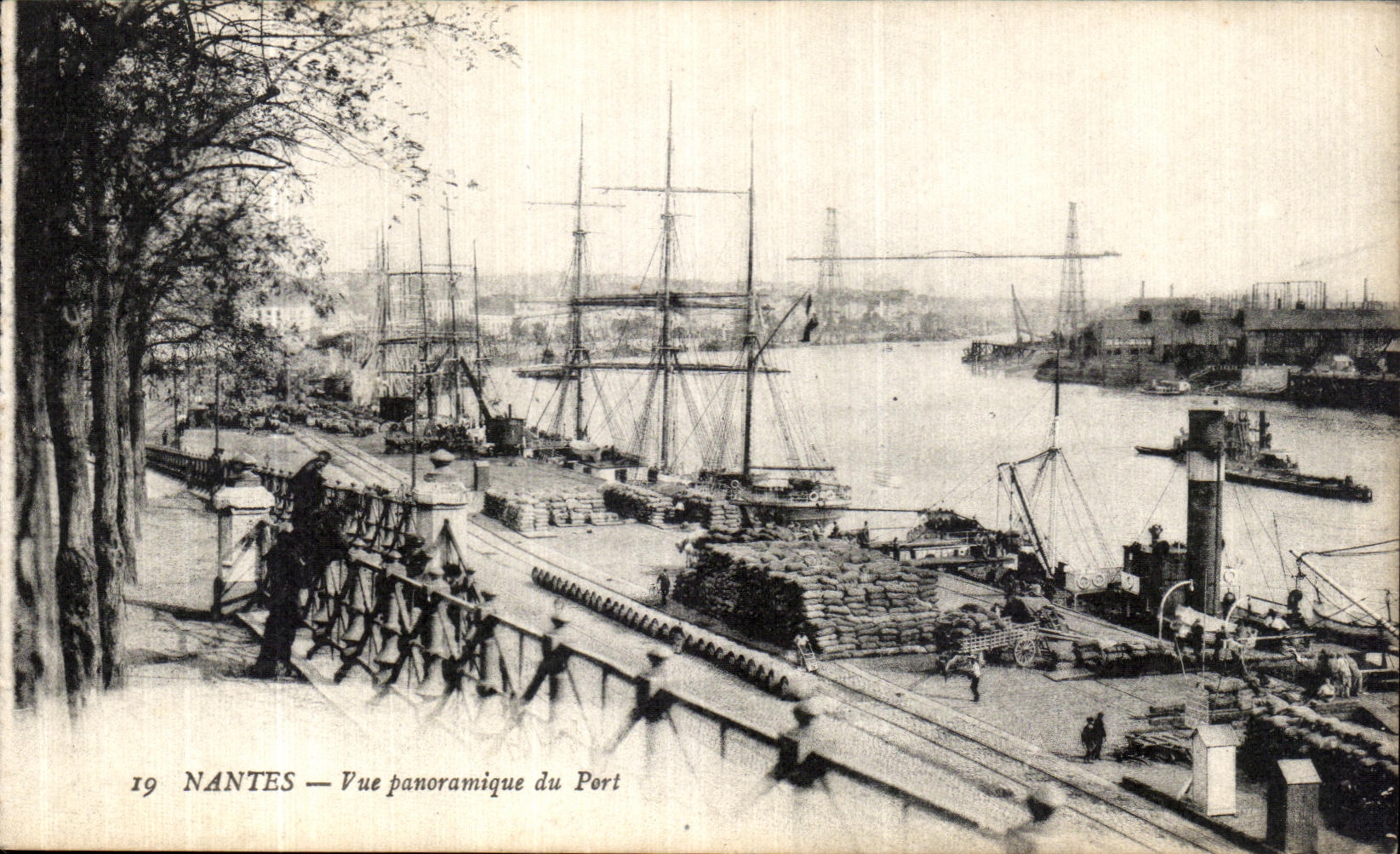 CPA Nantes Vue Panoramique du Port Bateaux