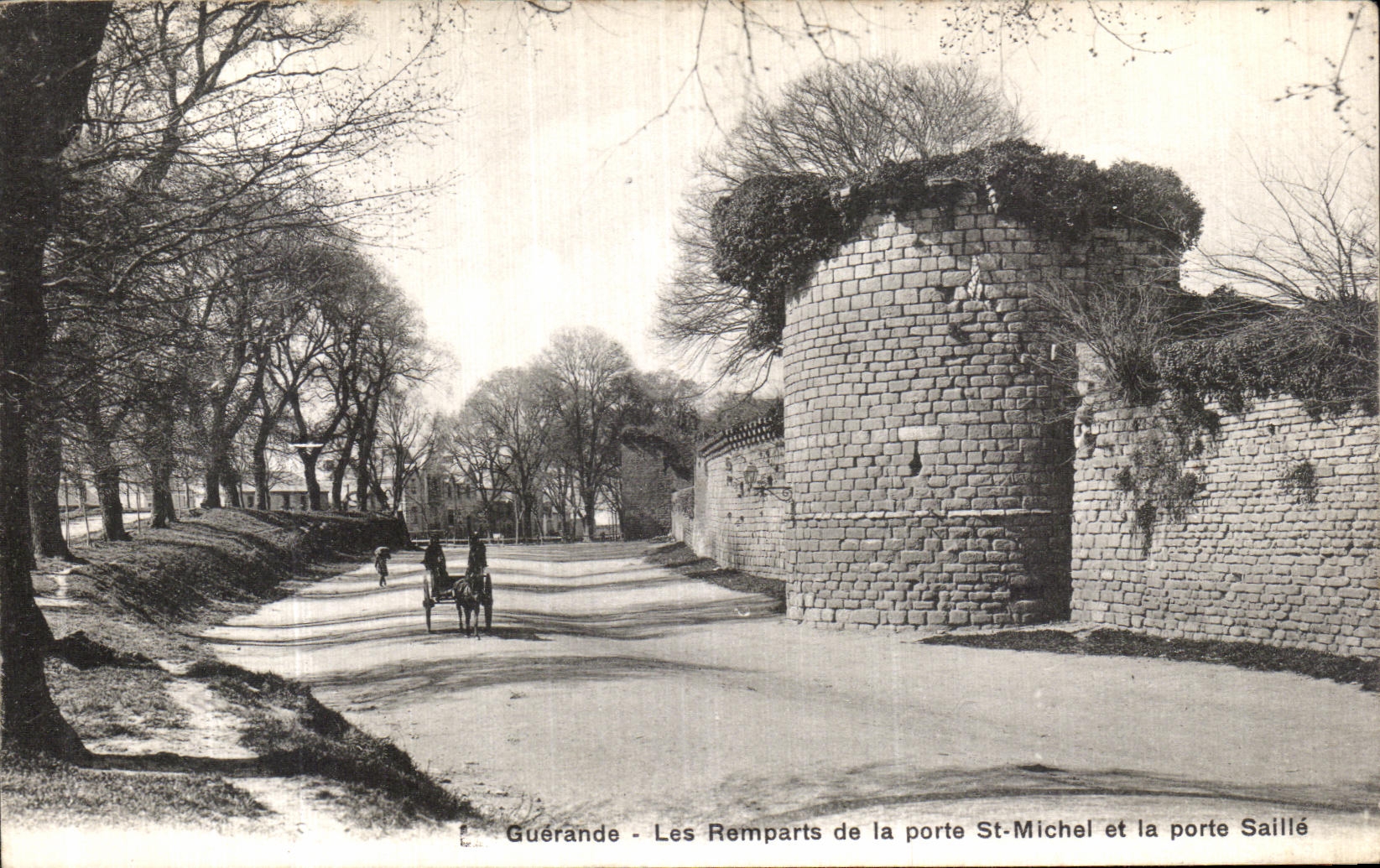 CPA Guerande Les Remparts de la Ports St Michel et La Porte Saille 