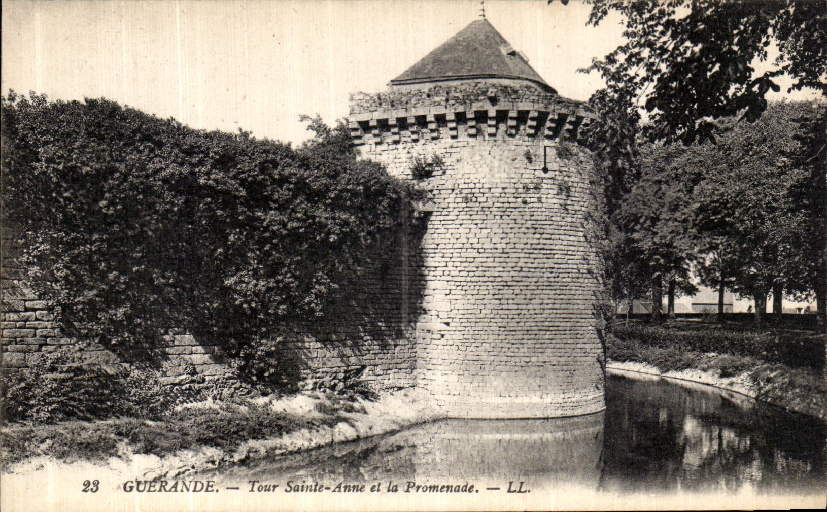 CPA Guerande Tour Sainte Anne et La Promenade 