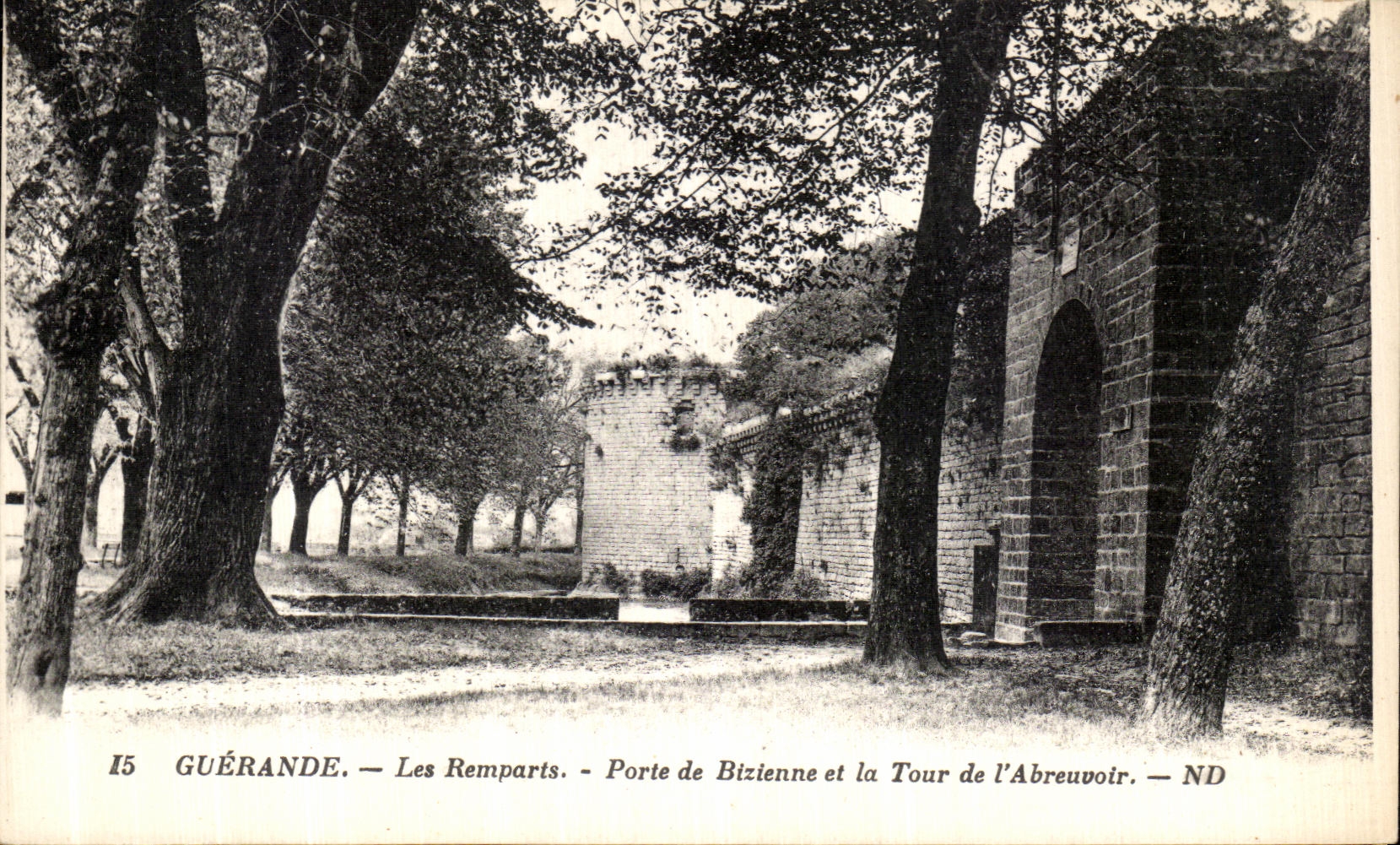CPA Guerande Les Remparts Porte de Bizienne et La Tour de L Abreuvoir 
