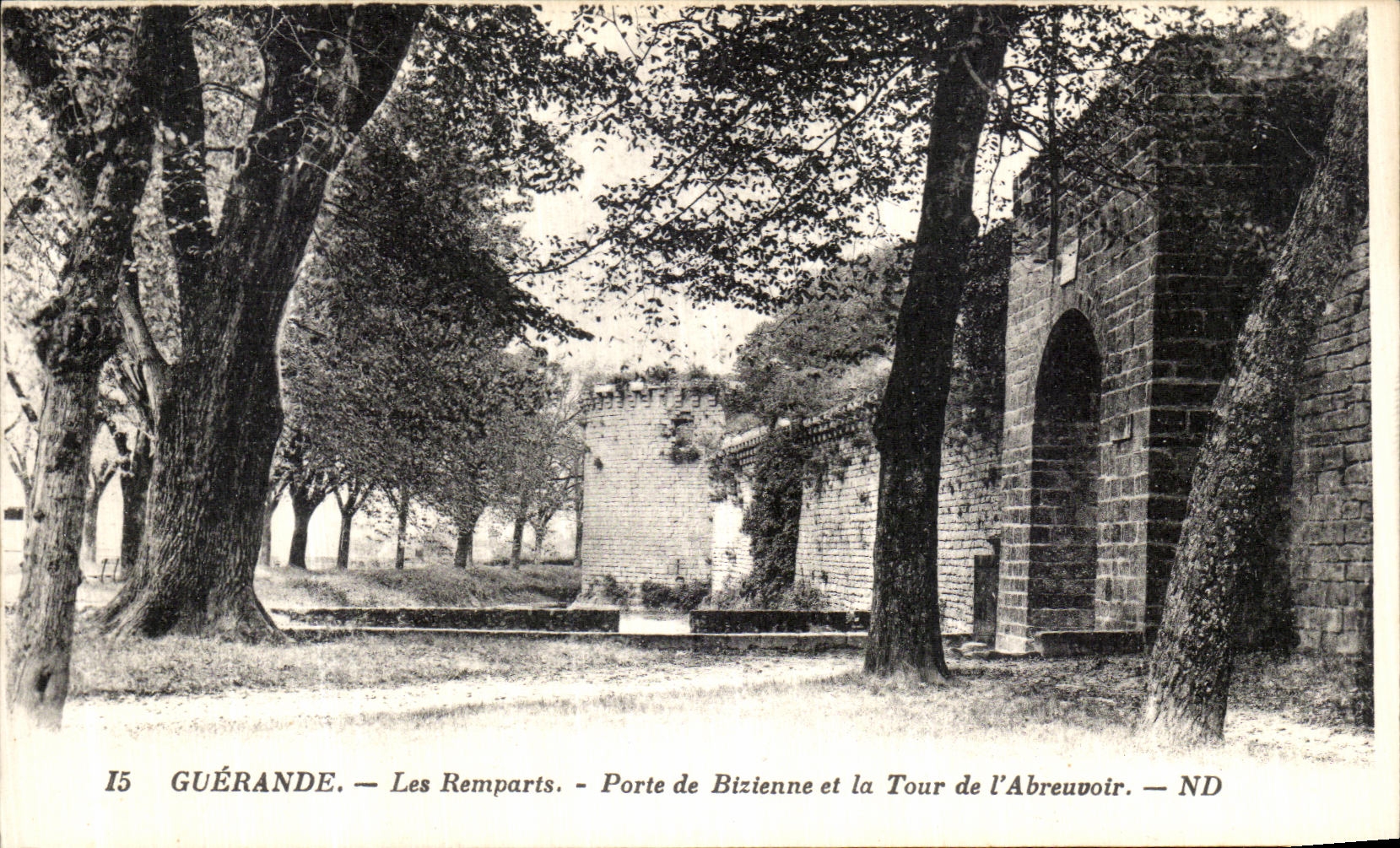 CPA Guerande Les Remparts Porte de Bizienne et la Tour de l Abreuvoir 