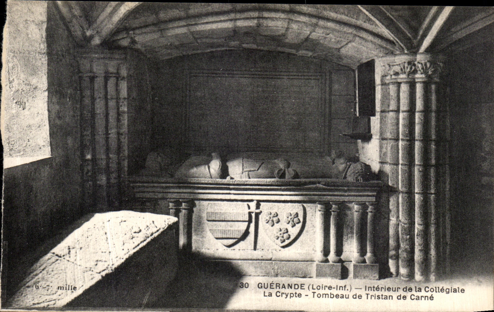 CPA Guerande L Interieur de la Collegiate La Crypte Tombeau de Tristan d Carne