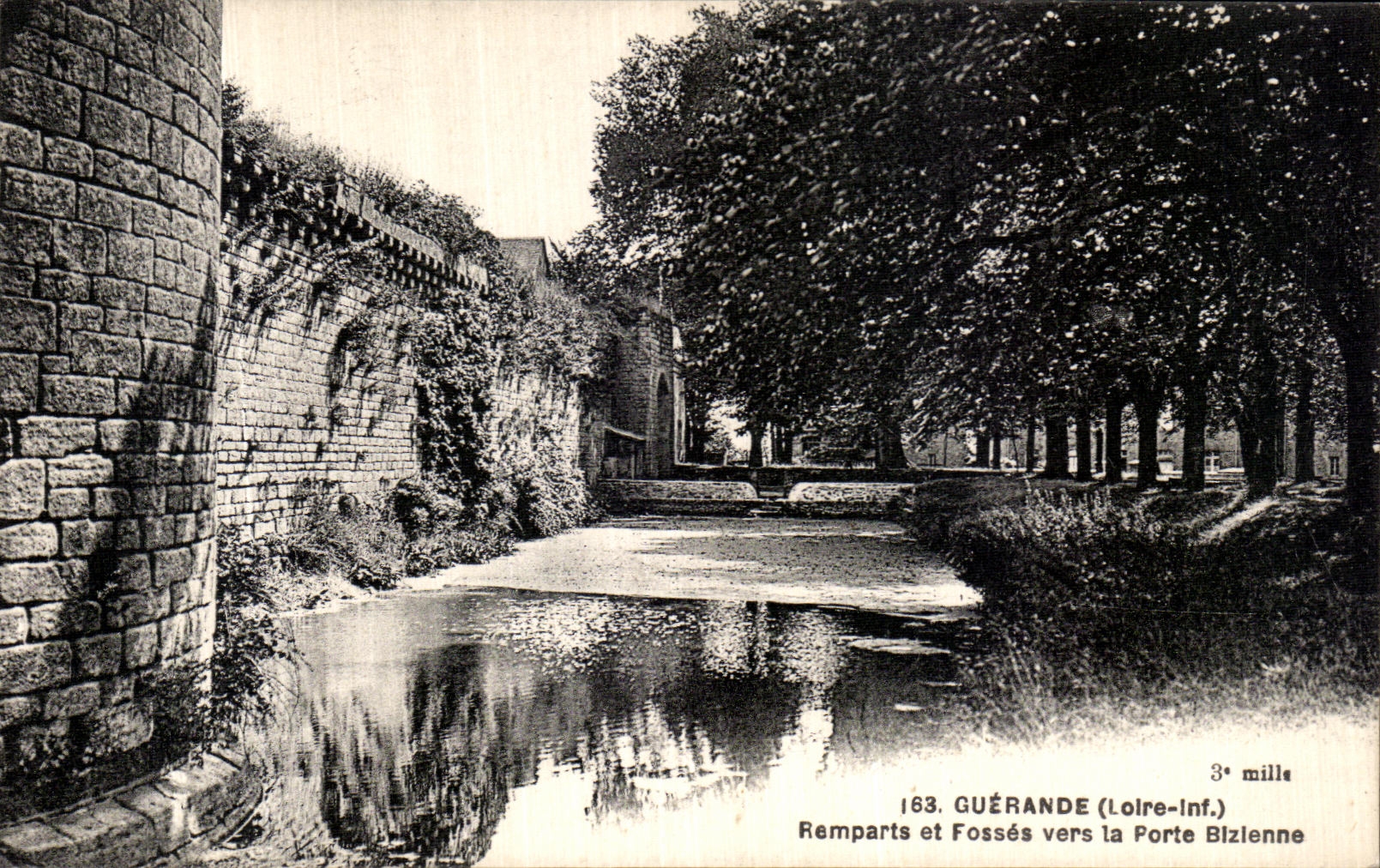 CPA Guerande Remparts et Fosses Vers la Porte Bizienne