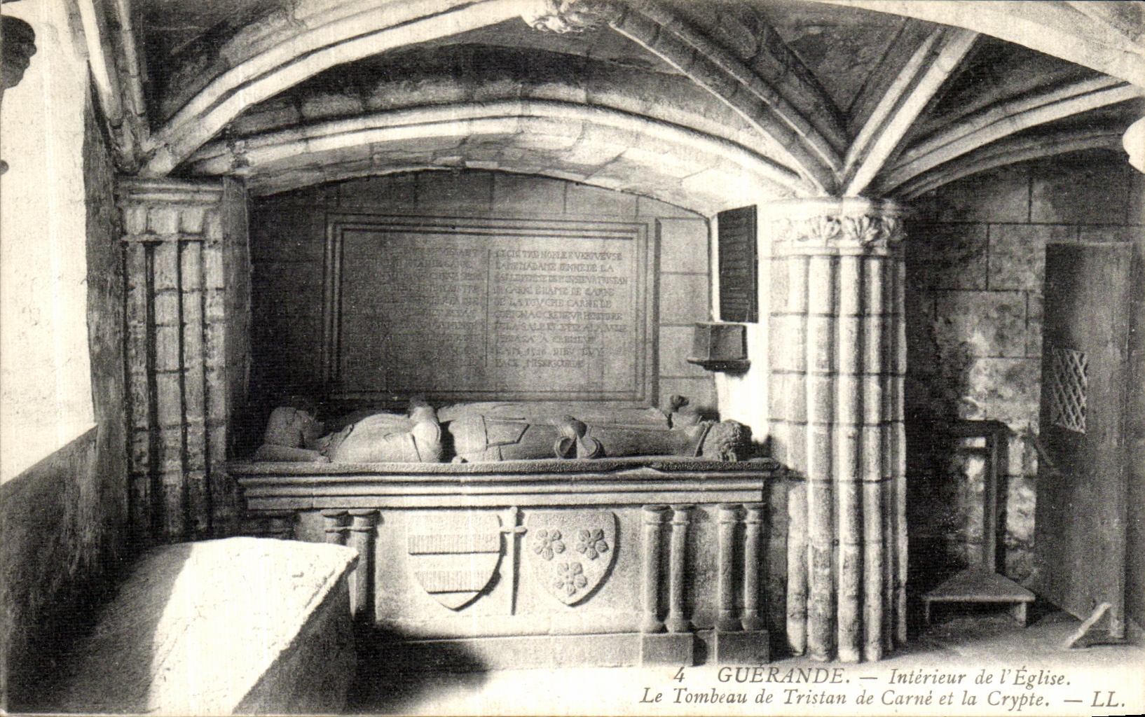 CPA Guerande Interieur de l Eglise Le tombeau de Tristan de Carne et la crypte