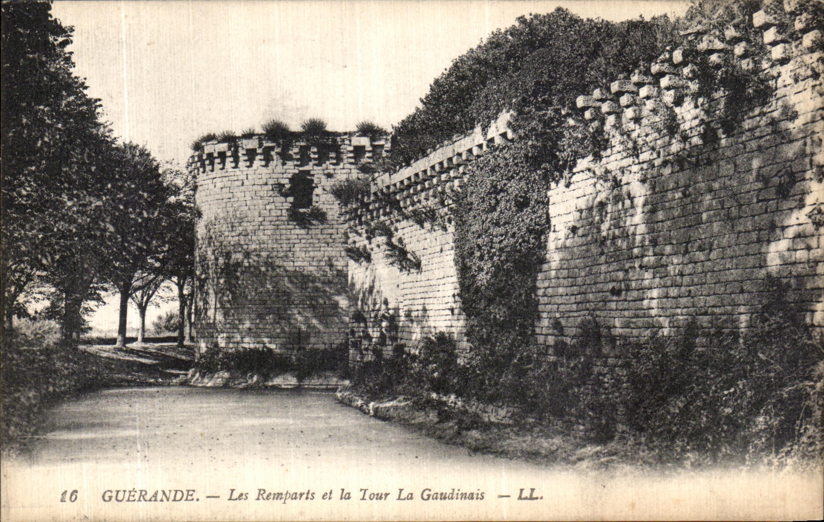CPA Guerande Les Remparts et La Tour La Gaudinais