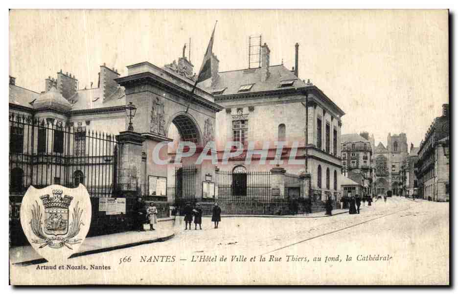 CPA Nanates L Hotel de Ville et La Rue Thiers au Fond La Cathedrale