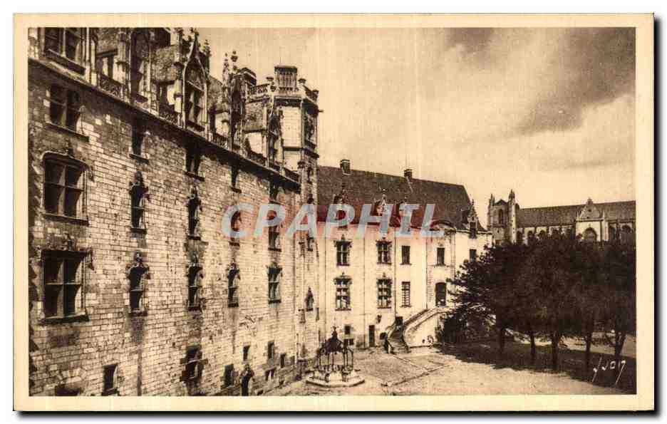 CPA Nantes Chateau des Ducs de Bretagne Cour Interieure Grand Logis Tour Et Puits 
