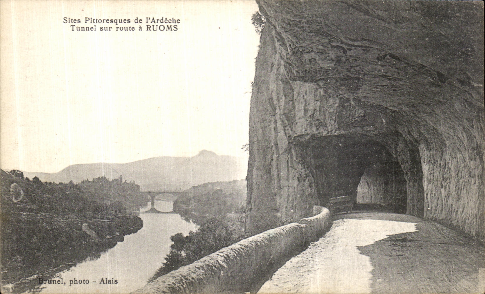CPA Sites Pittoresque de l Ardeche Tunnel Sur route a Ruoms