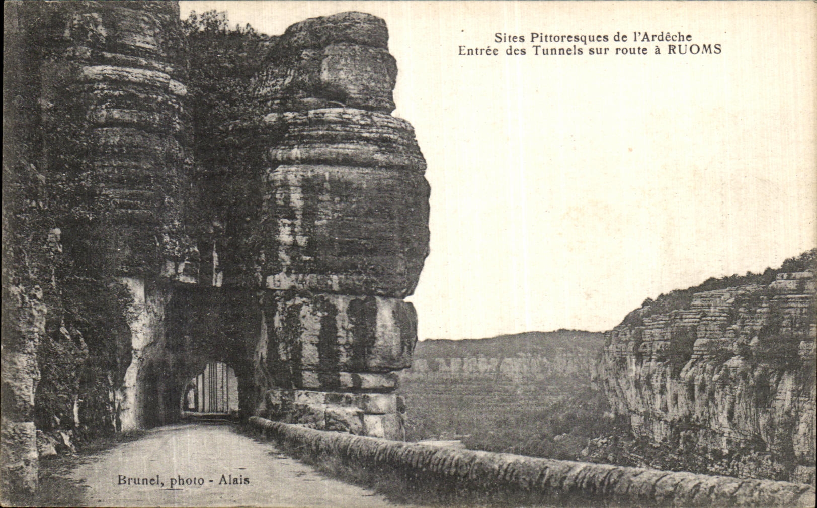 CPA Sites Pittoresque de l Ardeche Tunnel Sur route a Ruoms